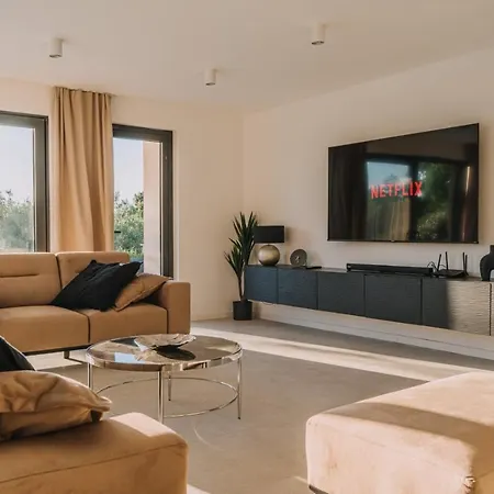 Crowonder Santa Barbara Majestic With Large Heated Swimming Pool And Sauna