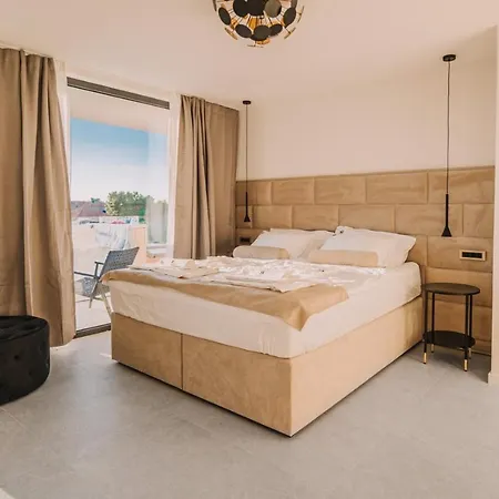 Crowonder Santa Barbara Majestic With Large Heated Swimming Pool And Sauna *
