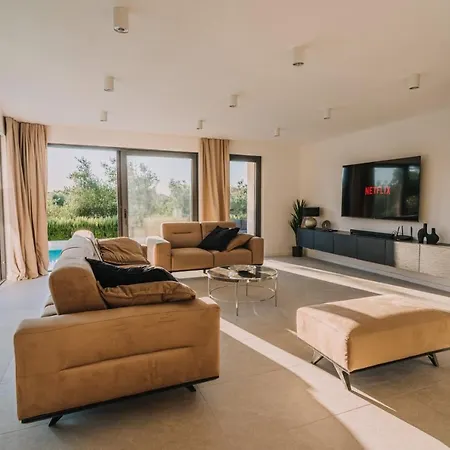 Crowonder Santa Barbara Majestic With Large Heated Swimming Pool And Sauna Privlaka (Zadar)