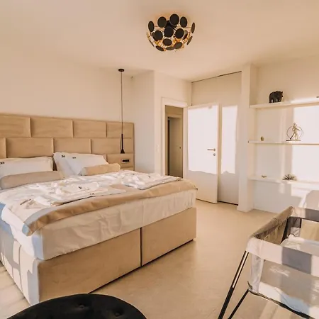 Crowonder Santa Barbara Majestic With Large Heated Swimming Pool And Sauna Villa