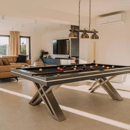 Crowonder Santa Barbara Majestic With Large Heated Swimming Pool And Sauna Villa *