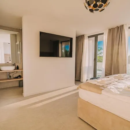 Crowonder Santa Barbara Majestic With Large Heated Swimming Pool And Sauna Villa