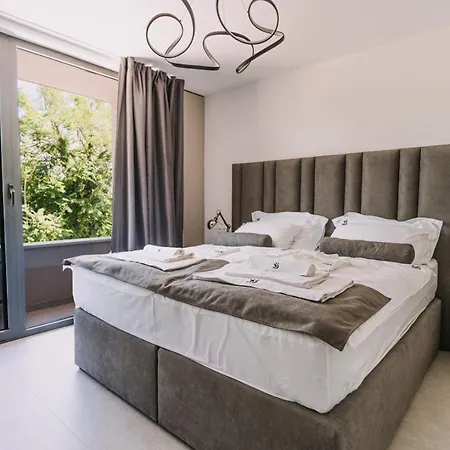 Crowonder Santa Barbara Majestic With Large Heated Swimming Pool And Sauna