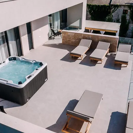 Crowonder Santa Barbara Majestic With Large Heated Swimming Pool And Sauna Villa *