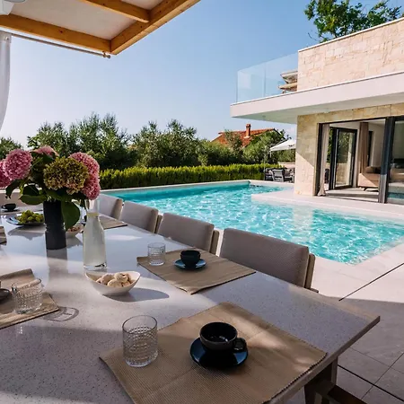 Crowonder Santa Barbara Majestic With Large Heated Swimming Pool And Sauna *