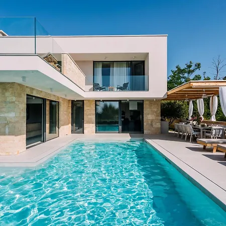 Crowonder Santa Barbara Majestic With Large Heated Swimming Pool And Sauna Villa