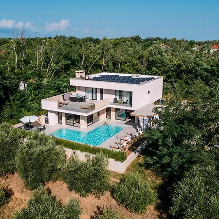Crowonder Santa Barbara Majestic With Large Heated Swimming Pool And Sauna *