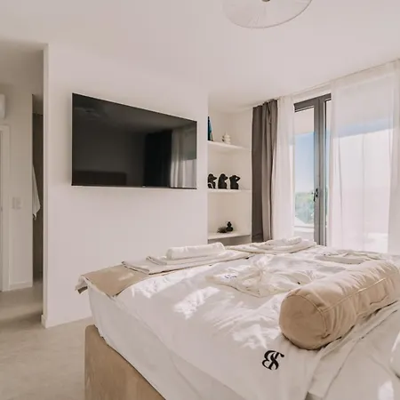 Crowonder Santa Barbara Majestic With Large Heated Swimming Pool And Sauna *