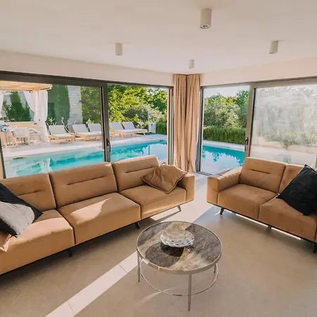 Crowonder Santa Barbara Majestic With Large Heated Swimming Pool And Sauna פריבלאקה