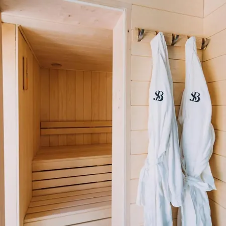 Crowonder Santa Barbara Majestic With Large Heated Swimming Pool And Sauna