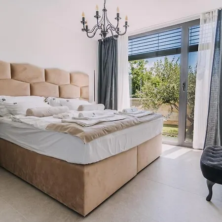 Crowonder Santa Barbara Majestic With Large Heated Swimming Pool And Sauna וילה פריבלאקה