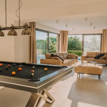 Crowonder Santa Barbara Majestic With Large Heated Swimming Pool And Sauna וילה פריבלאקה