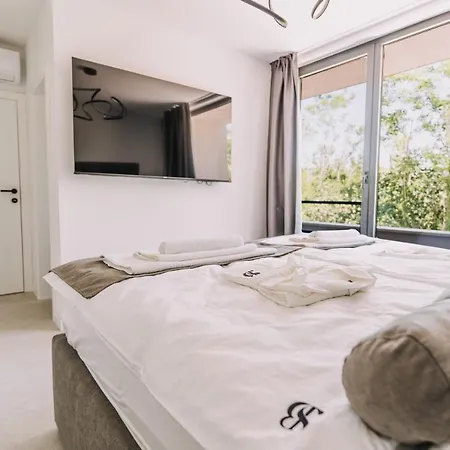 Crowonder Santa Barbara Majestic With Large Heated Swimming Pool And Sauna *