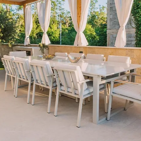 Crowonder Santa Barbara Majestic With Large Heated Swimming Pool And Sauna