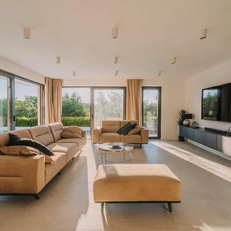 וילה Crowonder Santa Barbara Majestic With Large Heated Swimming Pool And Sauna *