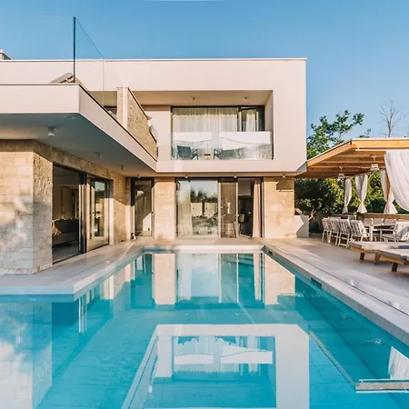Crowonder Santa Barbara Majestic With Large Heated Swimming Pool And Sauna