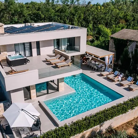 Crowonder Santa Barbara Majestic With Large Heated Swimming Pool And Sauna וילה