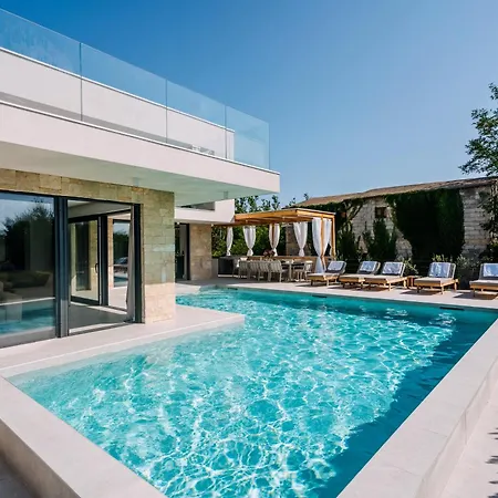 Crowonder Santa Barbara Majestic With Large Heated Swimming Pool And Sauna