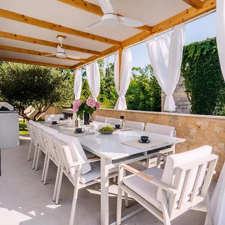 Crowonder Santa Barbara Majestic With Large Heated Swimming Pool And Sauna *